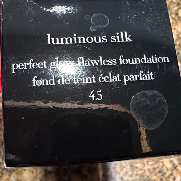 Giorgio Armani Luminous Silk Foundation - 4.5 tint New in box! - Picture 7 of 7